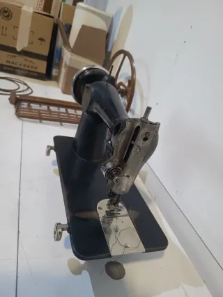 Máquina de coser Alfa antigua
