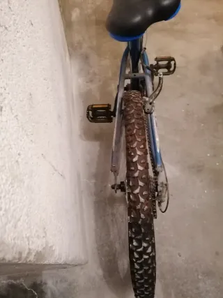 Bicicleta de montaña azul