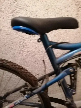Bicicleta de montaña azul