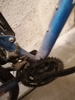 Bicicleta de montaña azul