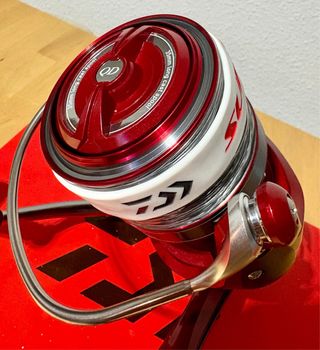 Carrete Daiwa Emblem Surf 35 SCW QD Type R 2023