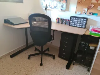 Escritorio y Silla Negra