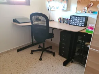 Escritorio y Silla Negra