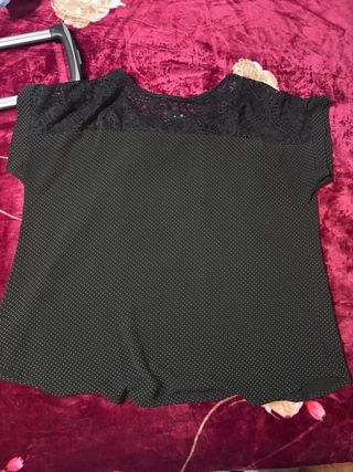 Camiseta negra con lunares y encaje