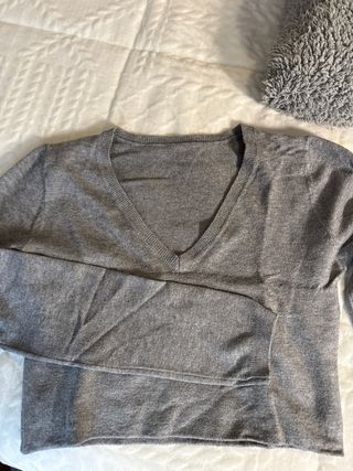 Jersey gris cuello pico