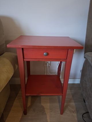 Mesita de noche de madera roja