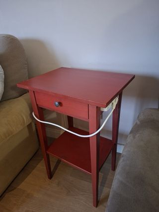 Mesita de noche de madera roja