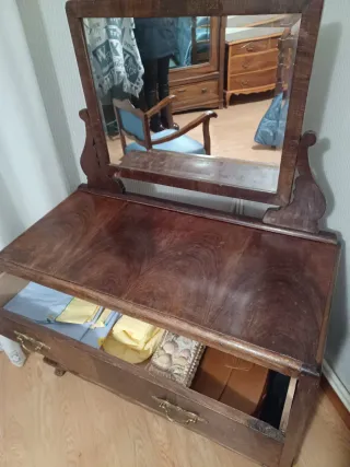 Cómoda de madera con espejo