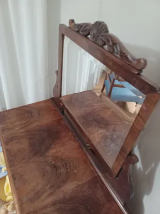 Cómoda de madera con espejo