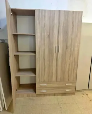 Armario de madera con puertas y cajones