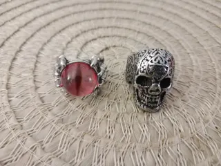 2 Anillos Calavera, Mano con ojo de dragón