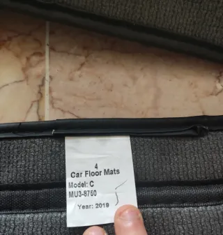 Alfombrillas coche negras con costuras rojas VER!