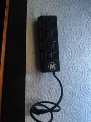 Hub USB Monoprice 4 Puertos con Interruptores