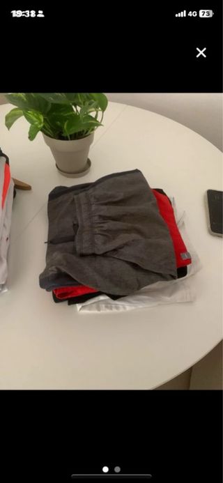 Pantalones cortos deportivos grises y rojos