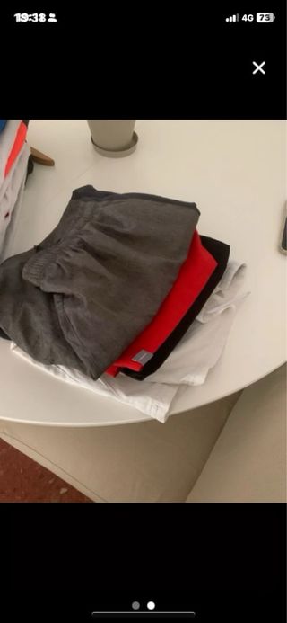 Pantalones cortos deportivos grises y rojos