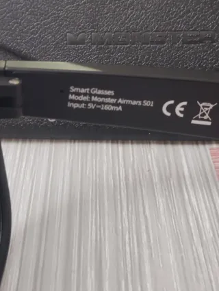 Gafas de sol Monster negras con bluetooth.
