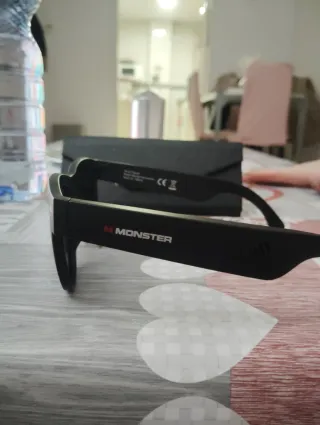 Gafas de sol Monster negras con bluetooth.
