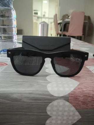 Gafas de sol Monster negras con bluetooth.