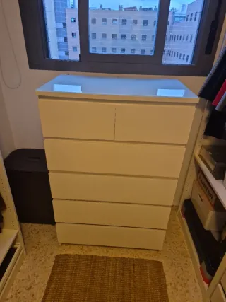 Cómoda blanca de madera