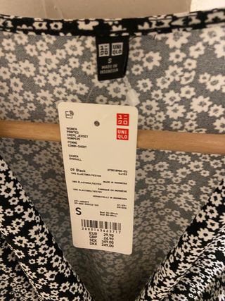 Vestido azul con flores blancas