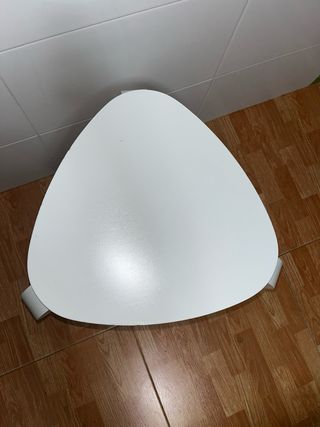 Taburete blanco de madera