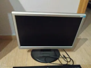 Pantalla Hannspree y Teclado Logitech