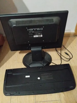 Pantalla Hannspree y Teclado Logitech