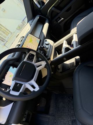 Land Rover Defender 2025