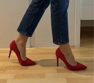 Zapatos de tacón rojos de ante número 39.