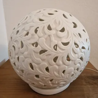 N. 2 Lampade sferiche in ceramica traforata