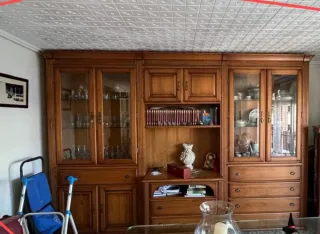 Mueble de salón de madera y cristal