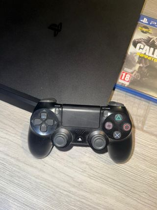 PS4 Slim Negra + 2 Juegos y 2 Mandos