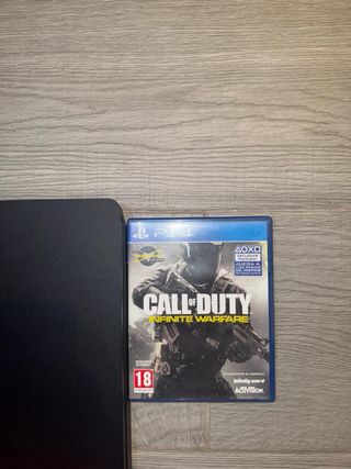 PS4 Slim Negra + 2 Juegos y 2 Mandos
