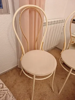 Juego de 2 Sillas Doradas y Blancas