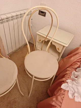 Juego de 2 Sillas Doradas y Blancas