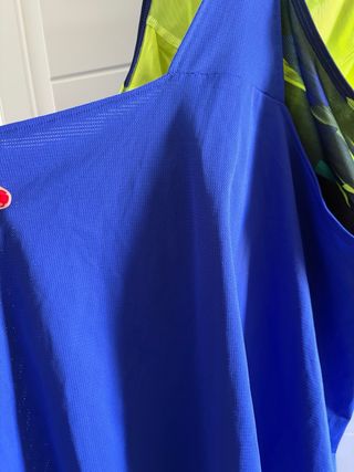 Camiseta deportiva con top azul y multicolor