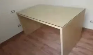 Escritorio de madera Ikea en muy buen estado