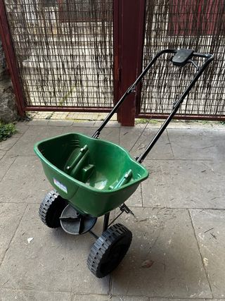 Carro esparcidor de semillas verde. Muy poco uso.