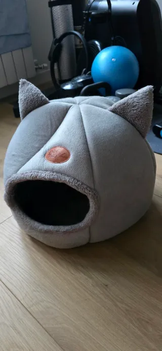 Casita para gatos con orejas