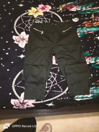 Camiseta negra y vaqueros azules