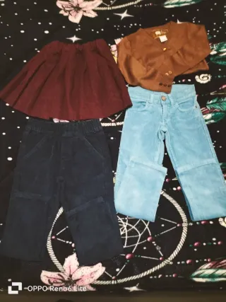 Camiseta negra y vaqueros azules