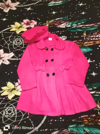 Camiseta negra y vaqueros azules