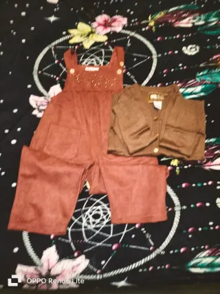 Camiseta negra y vaqueros azules