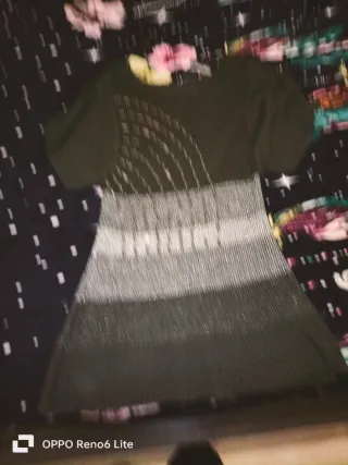 Camiseta negra y vaqueros azules