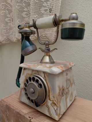 Teléfono antiguo de mármol