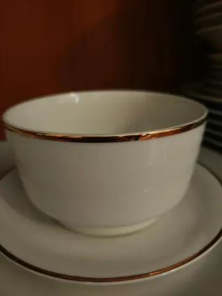Vajilla de porcelana de Bavaris con borde dorado