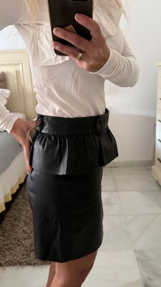 Falda Zara Negra Polipiel volanteTalla M
