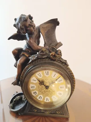 Reloj de mesa con querubín