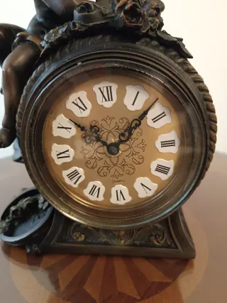 Reloj de mesa con querubín