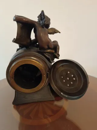 Reloj de mesa con querubín